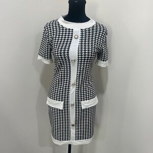 printed form-fitting dress with button details